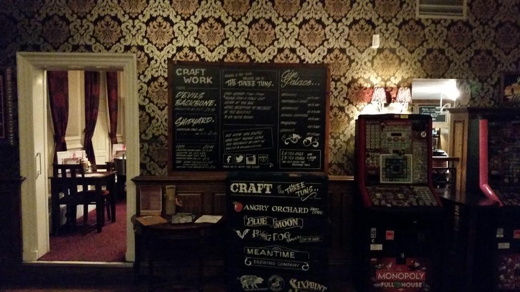The Three Tuns Hotel Wetherspoon Thirsk Extérieur photo