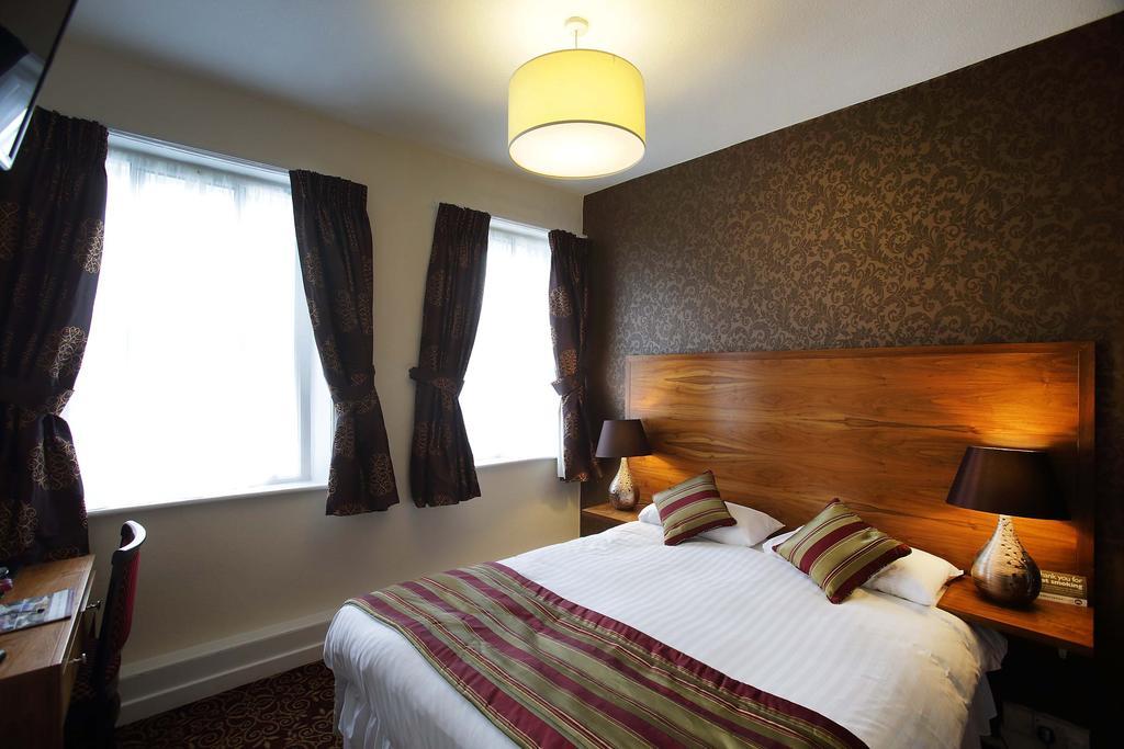 The Three Tuns Hotel Wetherspoon Thirsk Extérieur photo